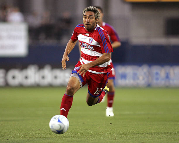 今日足球赛事直播平台推荐:免费与付费选择