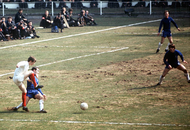 角球判罚标准:裁判如何决定由哪一边发角球?