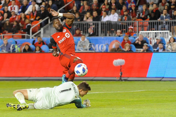 深入背景,解释赛事因疫情推迟的特殊性