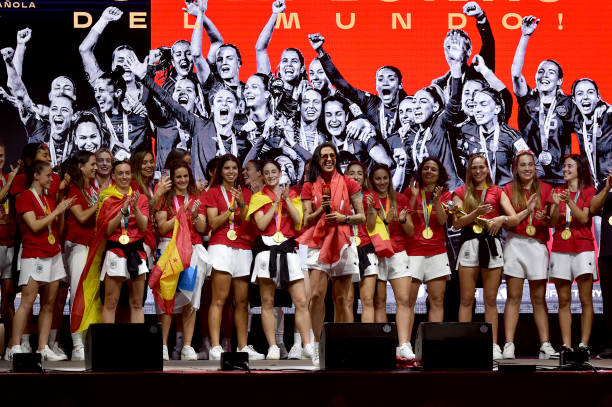 足球场面积如何影响比赛战术与球员表现?