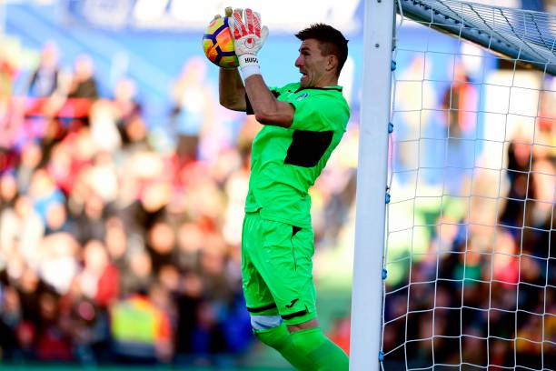 别再违例了!图解足球边线球的正确掷球姿势与要领