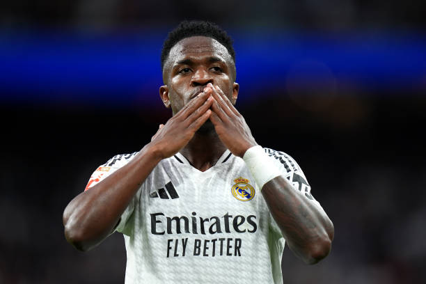 足球巨星C罗的座驾变迁:从青涩时期到如今的顶级豪车