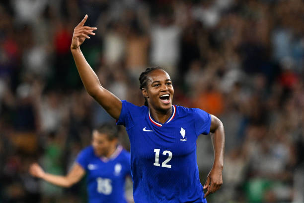 贝林厄姆与女友的恋爱细节:球场外的甜蜜生活