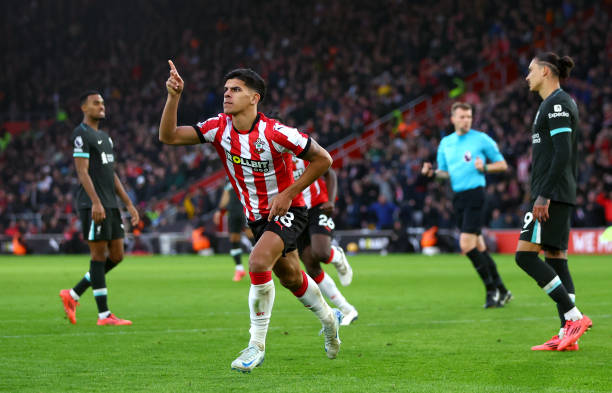 从U9到职业:足球运动员成长路径中的年龄分组体系解析