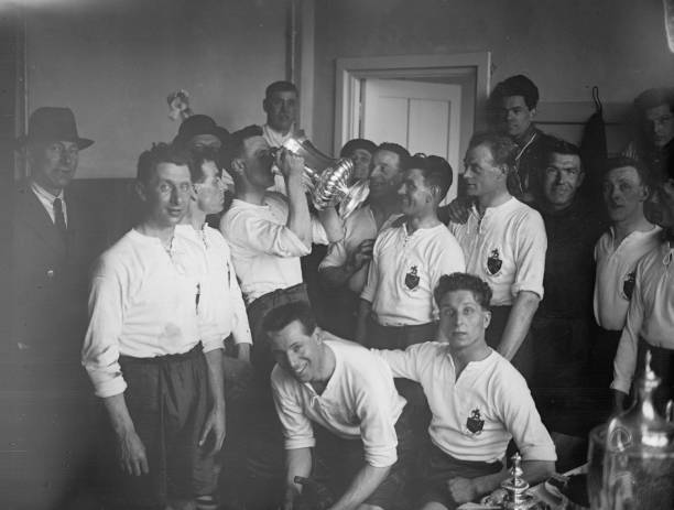 足球场上的另类“红牌”:日本门将嗑瓜子被罚