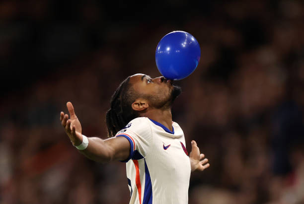 防守反击战术进阶:如何根据对手调整阵型与策略