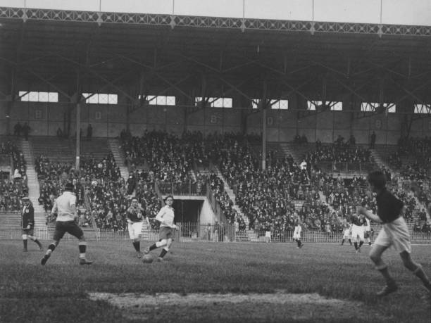 实战技巧分享:实况足球手游联赛模式中如何应对不同风格的对手