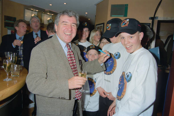 马赛比赛中断后续:欧足联或将介入调查,俱乐部面临重罚