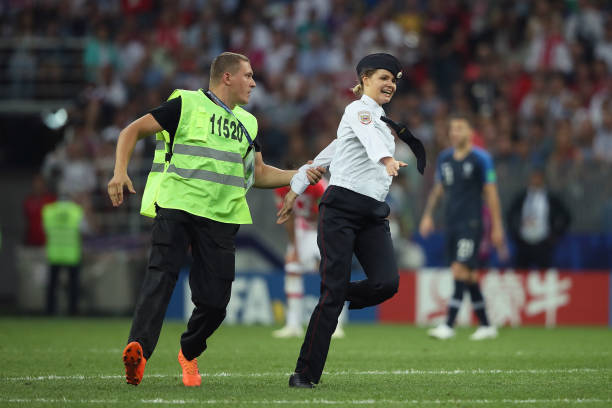 萨拉赫与爱妻甜蜜合影,网友:这才是真正的郎才女貌