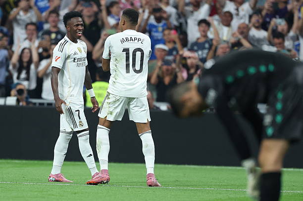 布鲁克林与妮可拉的甜蜜爱情:从恋爱到婚礼的全记录