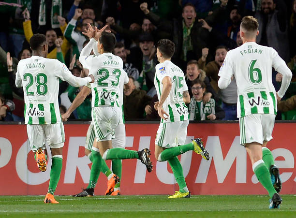 高卢雄鸡的图腾:揭秘法国队徽与队名之间的深刻联系