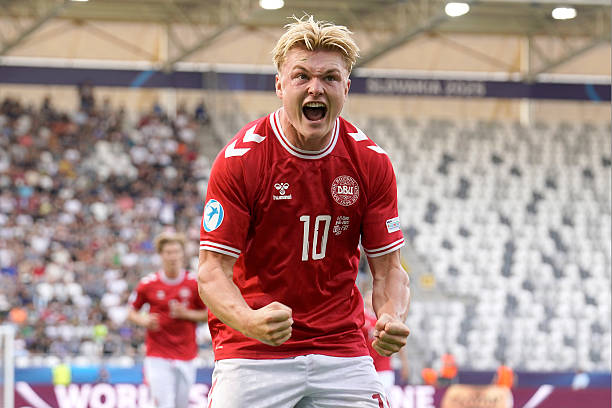 解析足球防守中的“延迟”与“压迫”策略