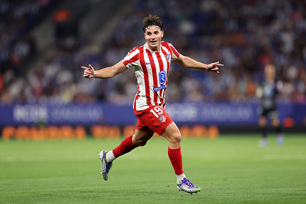 裁判服的时尚变迁:黑色如何成为足球裁判的经典标志?