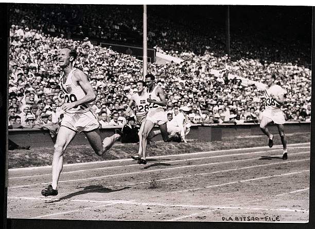 跨越式跳高动作分解:助跑、起跳、过杆、落地