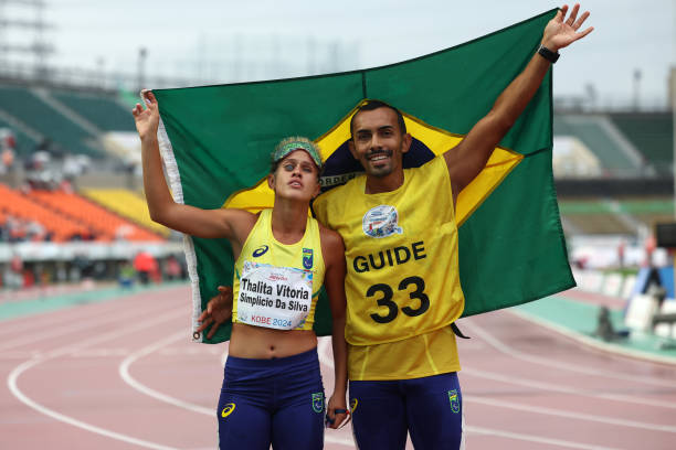 伏明霞跳水夺冠,为国争光再添荣耀