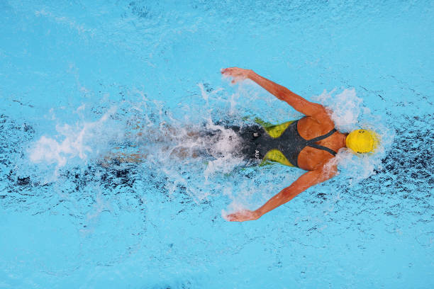 如何撰写吸引人的游泳比赛报道:结构、语言与细节处理