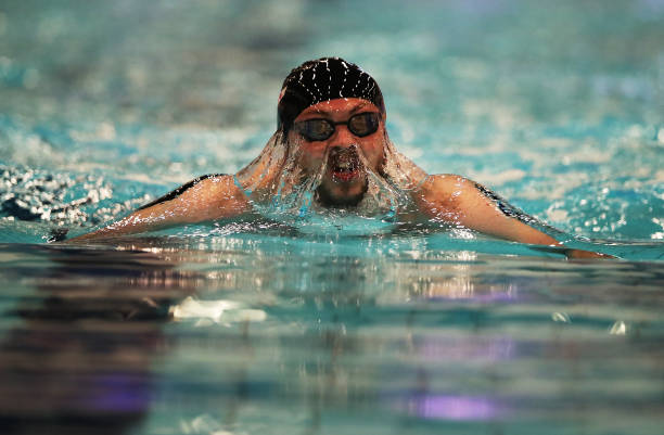 年龄不是问题!50岁女性学游泳的成功经验分享