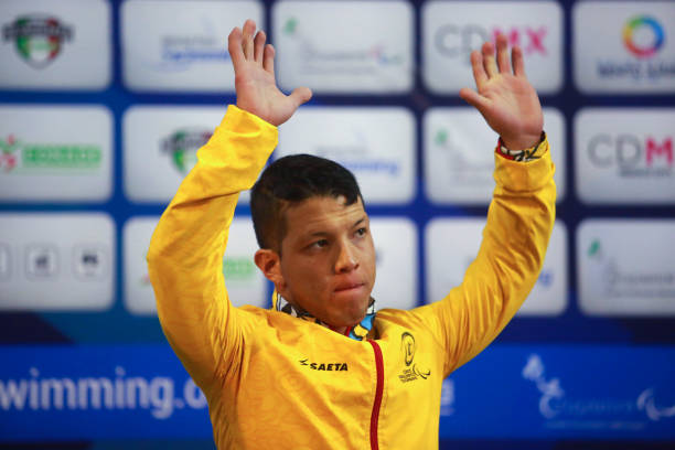 蝶泳冠军的秘诀:如何掌握完美的波浪动作