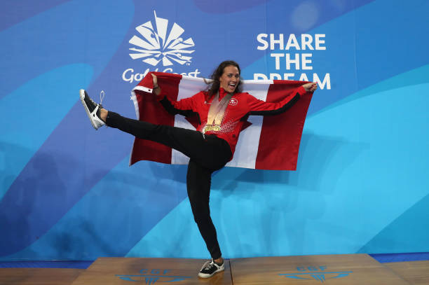 漂浮的梦境:游泳馆里不寻常的船影