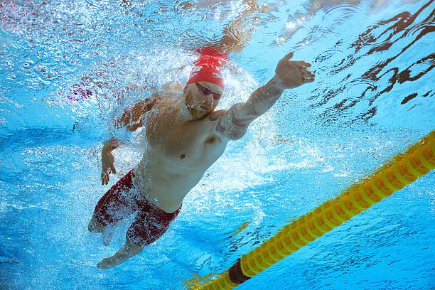 游泳馆是否提供水深标识和安全提示?