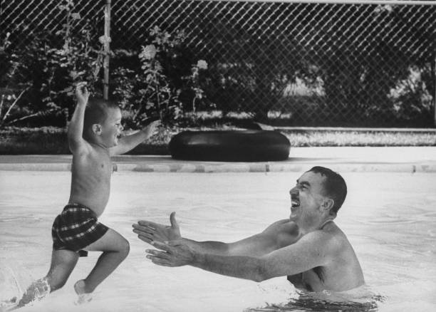 “游泳”家族大揭秘:swim, swam, swum, swimming 到底怎么分?