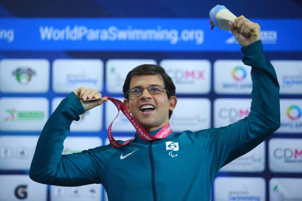 泳道上的较量,汗水与荣耀同在!?