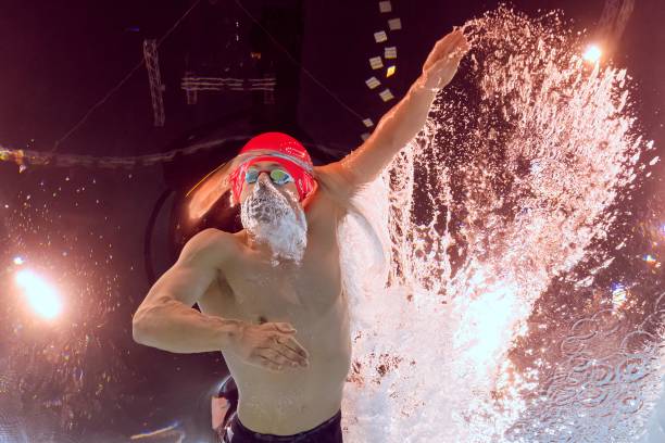 游泳接力赛的队员人数限制是多少?