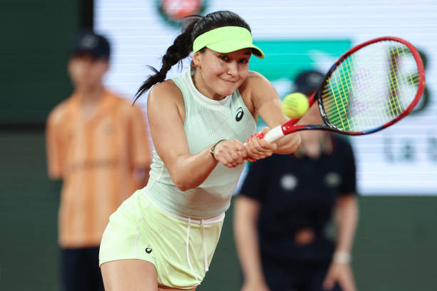 网球捷报:何金昌逆转取胜,晋级八强