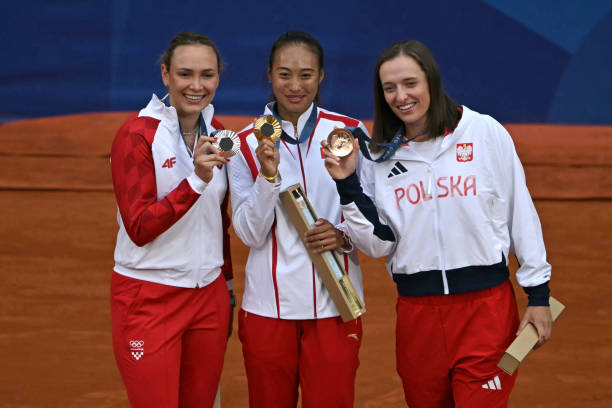 草地上的较量:2021温网第二比赛日亮点集锦