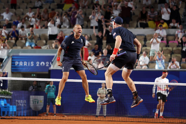 标准网球场的最小宽度要求是多少?