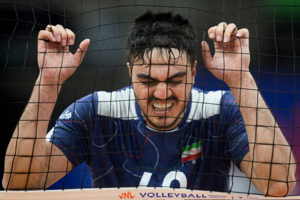 排球场上最实用的防守动作:如何做好垫球与救球