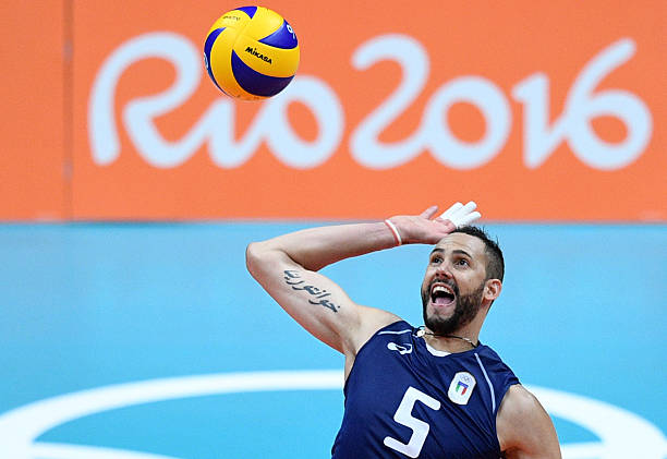 如何正确扣球?排球扣球姿势详细图解指南