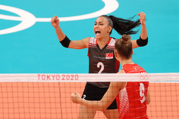 中考排球发球不再怕:上手发球与下手发球的得分秘籍