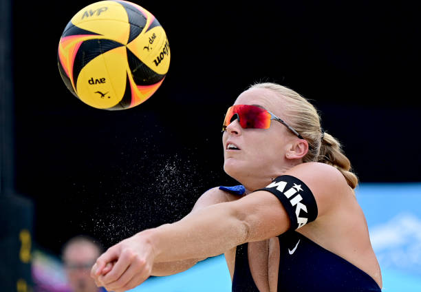 强调安全性和正确姿势,具有警示和教学意义