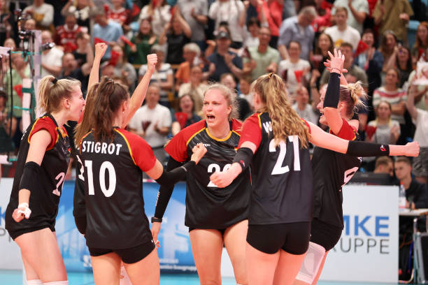 如何根据标准尺寸布置室内气排球场地