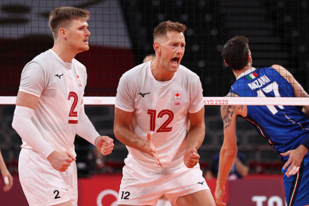 如何提高中学生排球扣球力量?专业教练示范教学