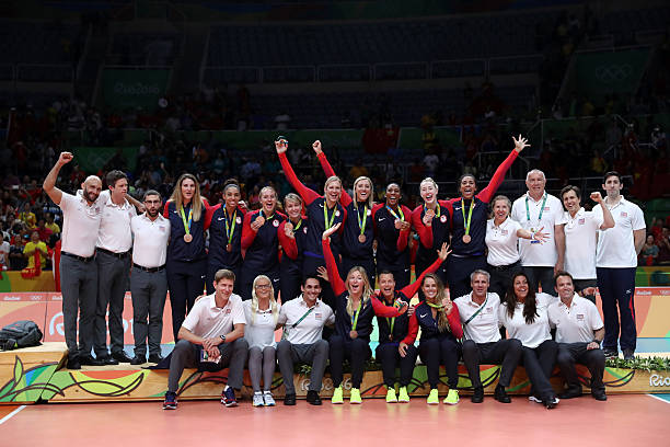 排球鱼跃动作分解:手部、身体和脚步的协调配合