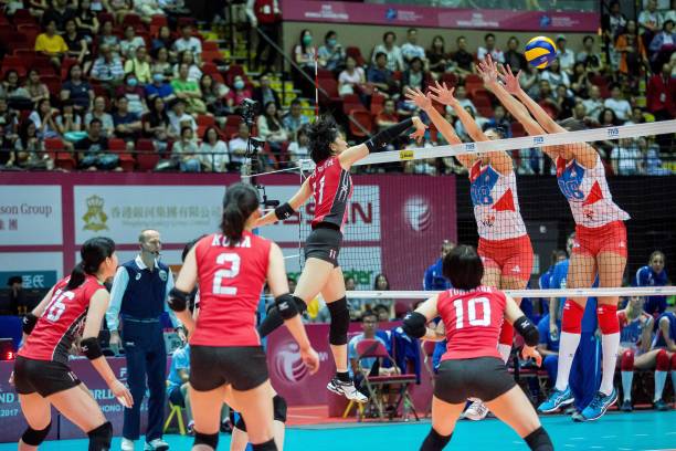 如何正确执行排球垫球口诀:一插二夹三提四蹬