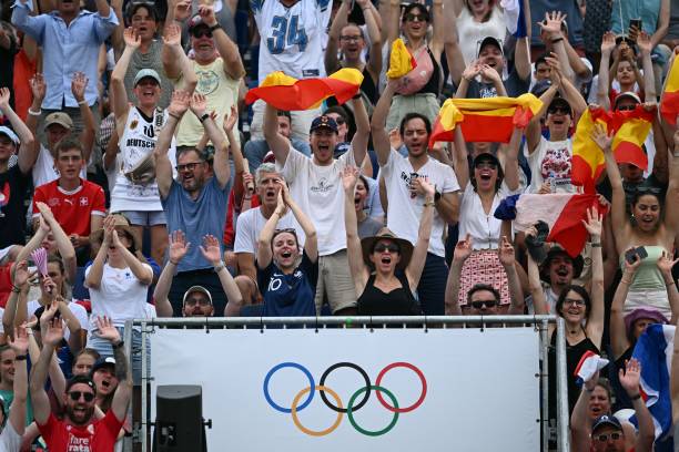 青春与汗水交织!粤语新排球女将展现排球少女的拼搏精神