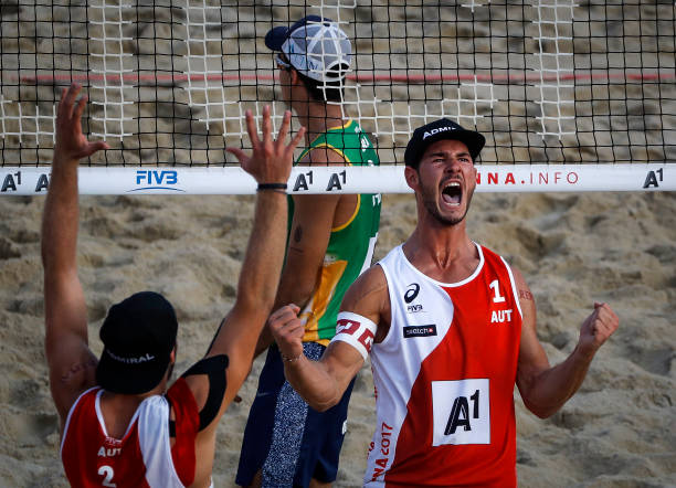 郑益昕技术教学视频:扣球技巧分步讲解