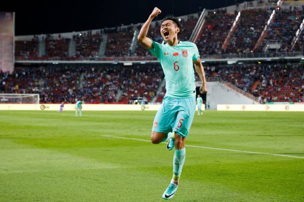 南美区预选赛争议瞬间:裁判判罚、球迷冲突等事件回顾